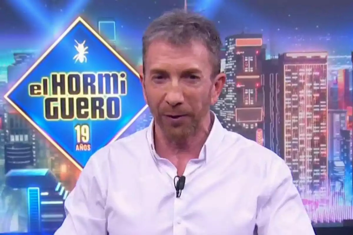 Pavlo Motos en un set colorit amb el logotip de "El Hormiguero" al fons.