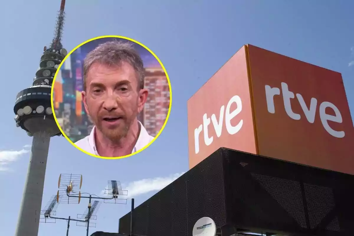 Una torre de telecomunicacions al costat d'un edifici de RTVE amb un requadre que mostra Pablo Motos.