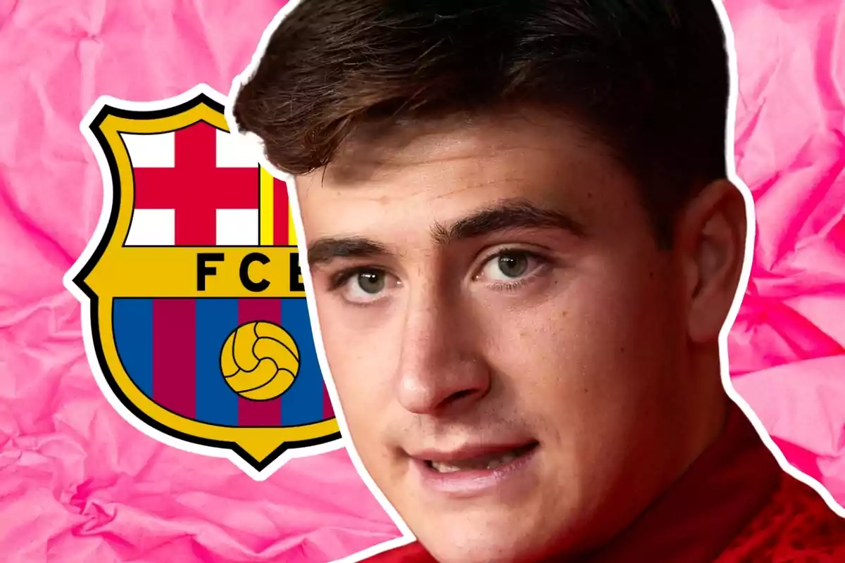 Un jove amb cabells foscos davant de l'escut del FC Barcelona sobre un fons rosa.