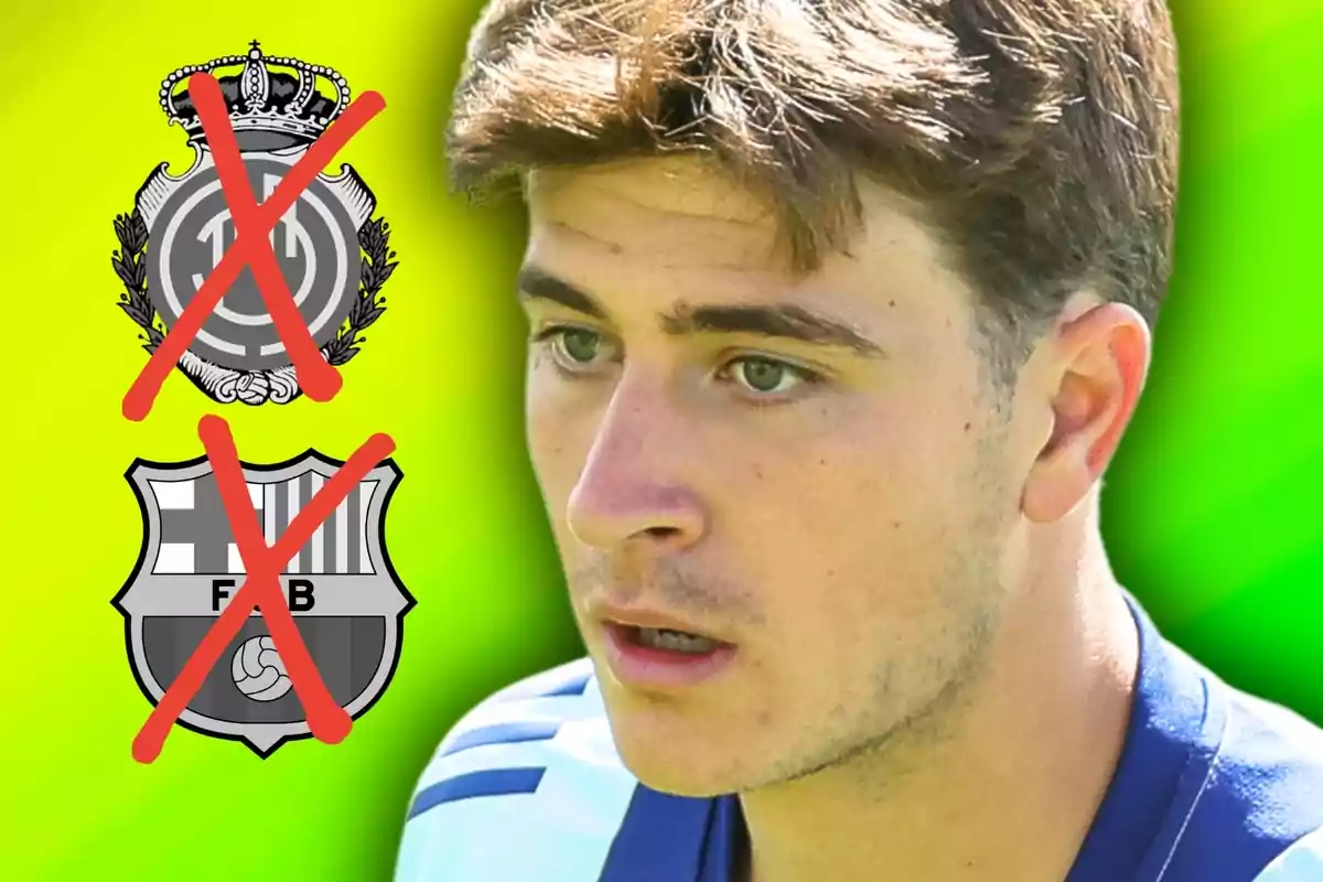Un jove futbolista amb expressió seriosa apareix al costat dels escuts en blanc i negre de dos equips de futbol, tots dos ratllats amb una gran X vermella sobre un fons verd i groc.