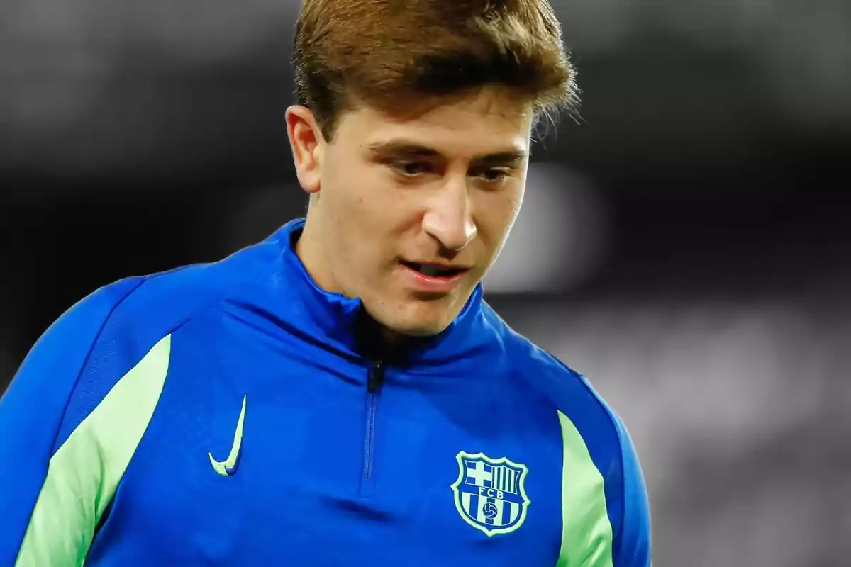 A player in a blue and green FC Barcelona uniform.