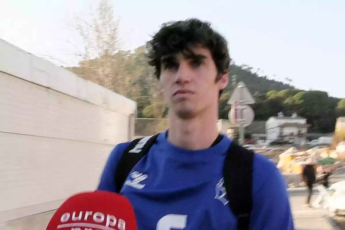 Pablo Urdangarin seriós al carrer amb un motxilla Pablo Urdangarin seriós al carrer amb un motxilla