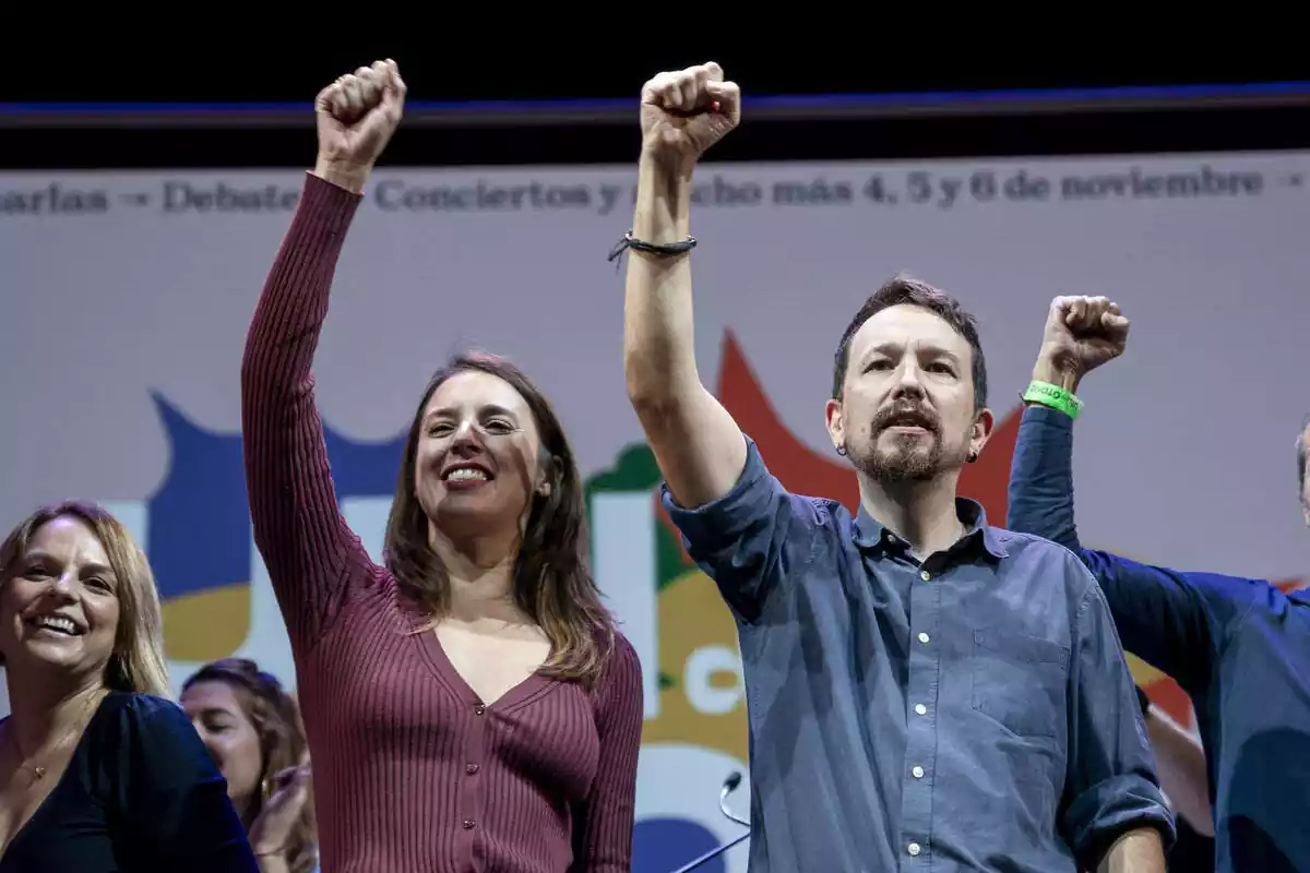 Irene Montero i Pablo Iglesias amb el puny enlaire en un acte de campanya