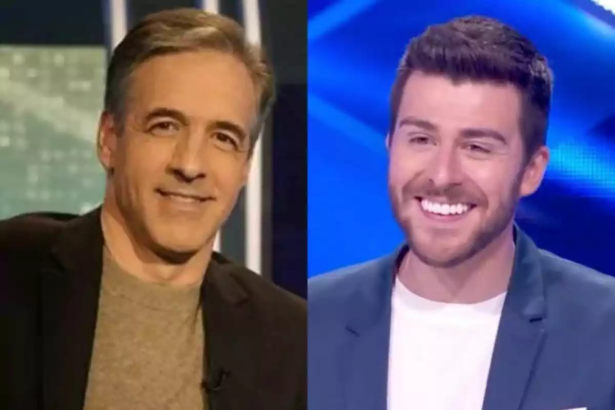 Paco de Benito com a presentador de Jeopardy i Rodrigo Vázquez com a presentador d'El Cazador somrients en un estudi de televisió amb fons blau i llums.