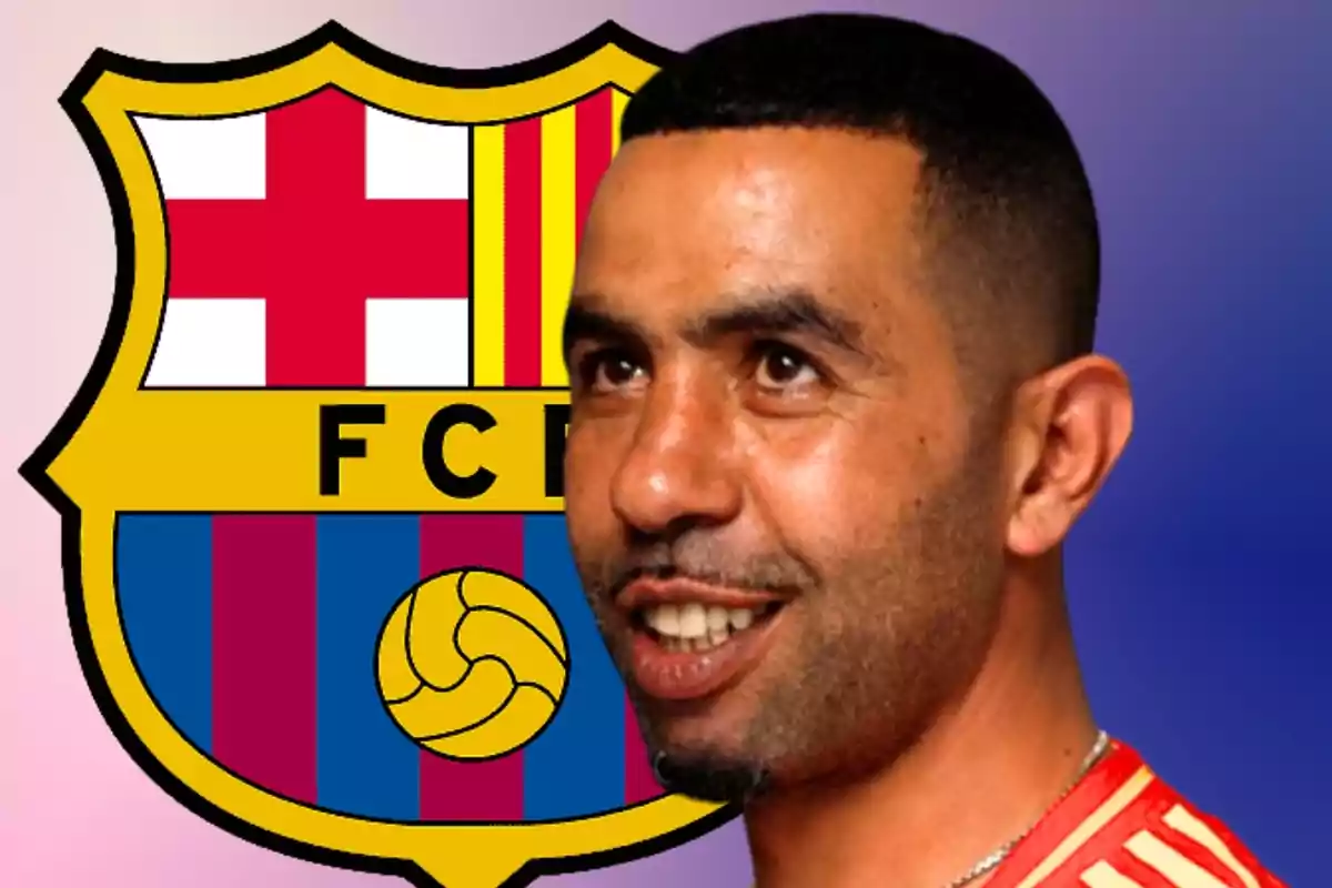 Home somrient amb samarreta vermella davant de l'escut del FC Barcelona