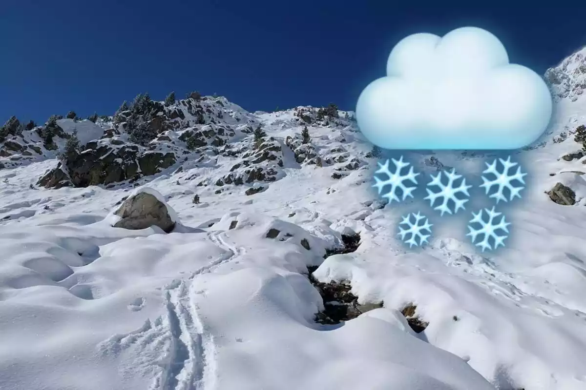 Paisatge d'una muntanya nevada i un emoji d'un núvol blanc amb flocs de neu