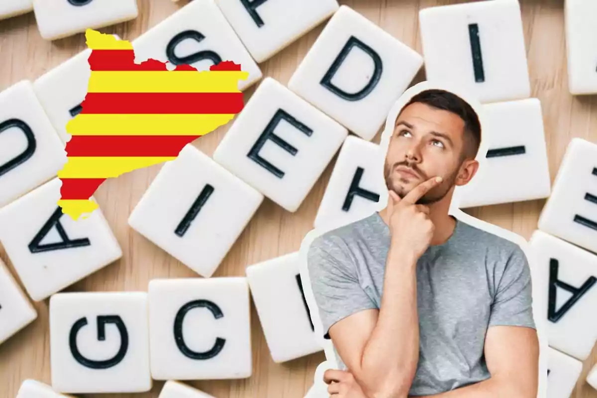 Un home pensatiu amb una samarreta grisa està superposat sobre un fons de fitxes de Scrabble, amb un mapa de Catalunya amb la bandera catalana.