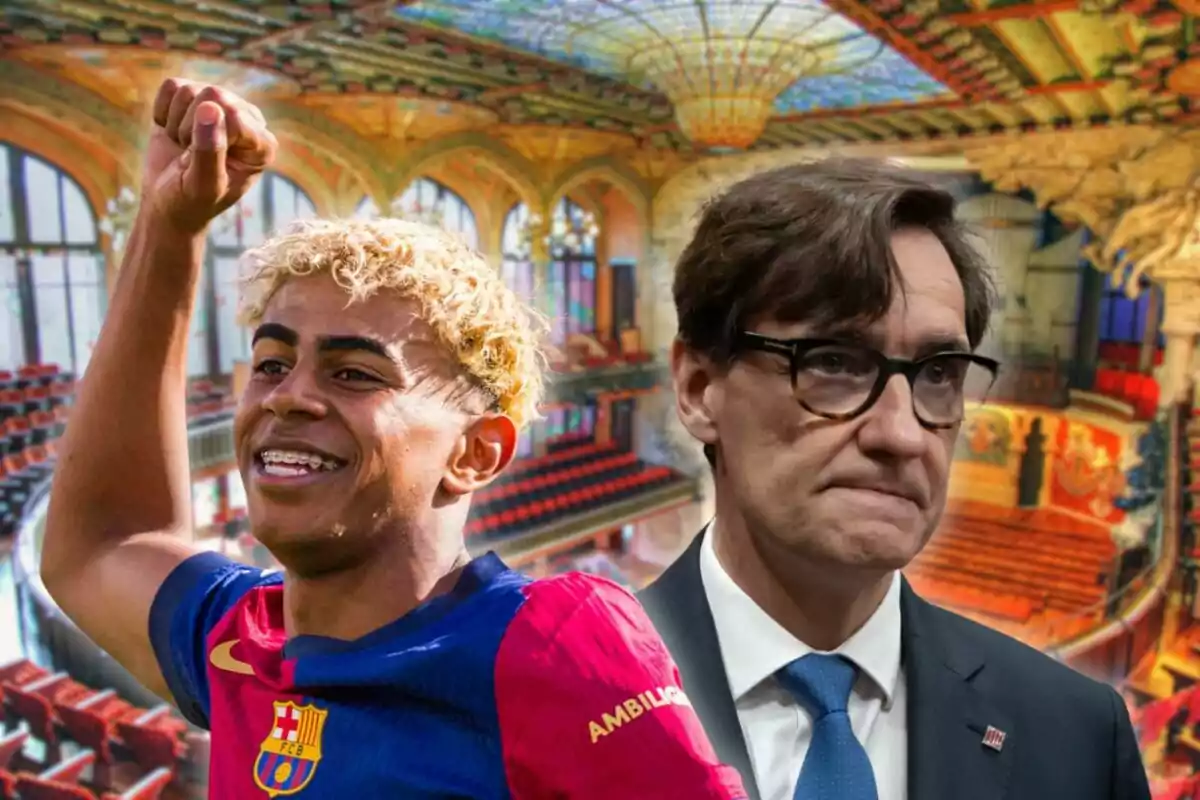 Un futbolista amb l’uniforme del Barcelona somriu i aixeca el braç al costat d’un home amb ulleres i vestit a l’interior d’un teatre amb sostre de vitralls acolorits.