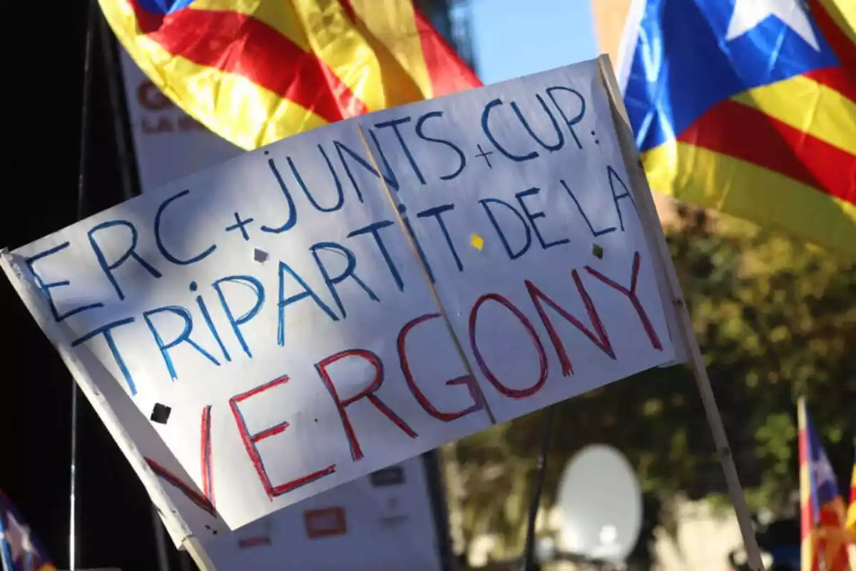 Imatge d'una pancarta amb el text ERC + Junts + Cup tripartit de la vergonya
