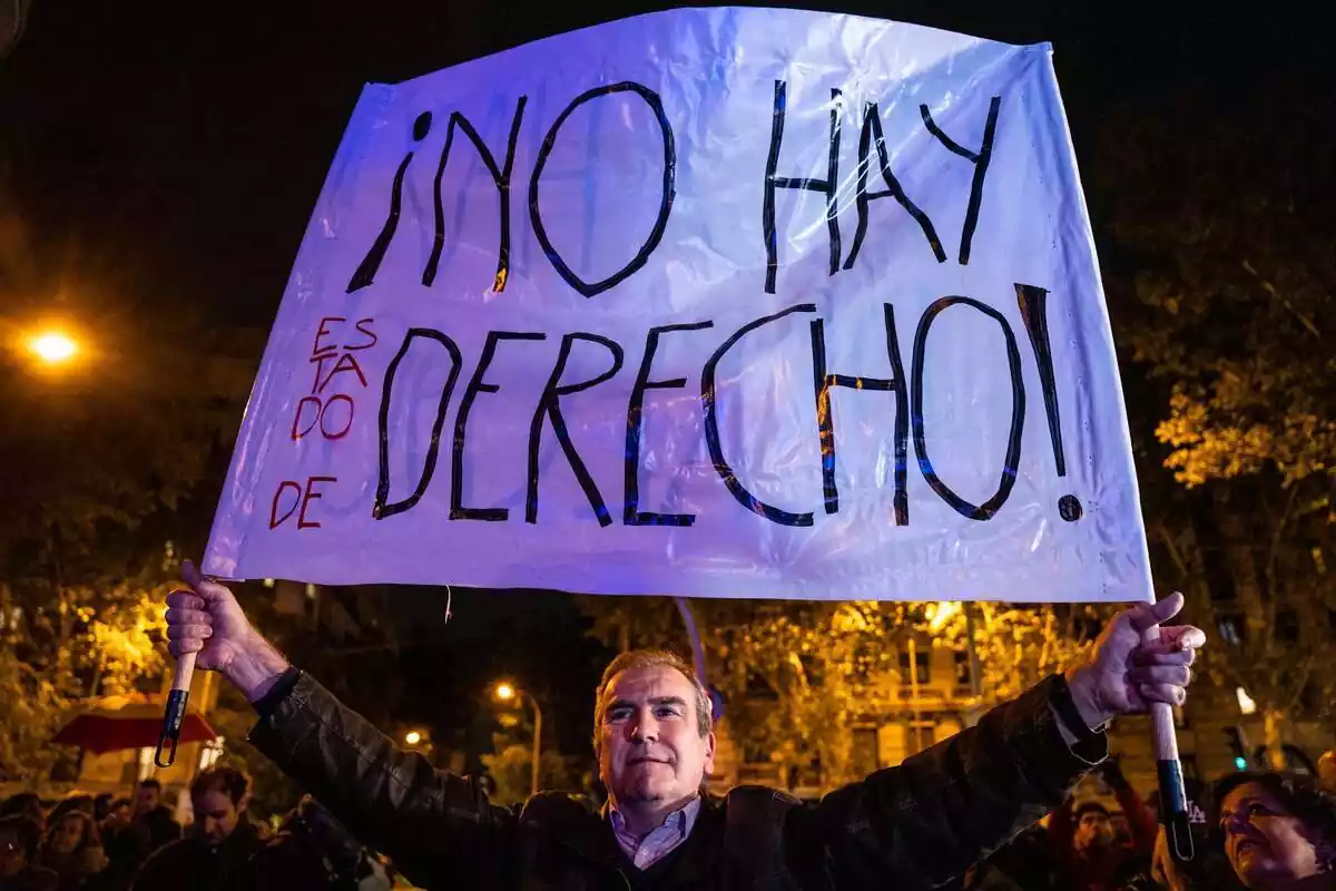 pancarta que diu no hi ha estat de dret, durant la manifestació contra l'amnistia de Madrid