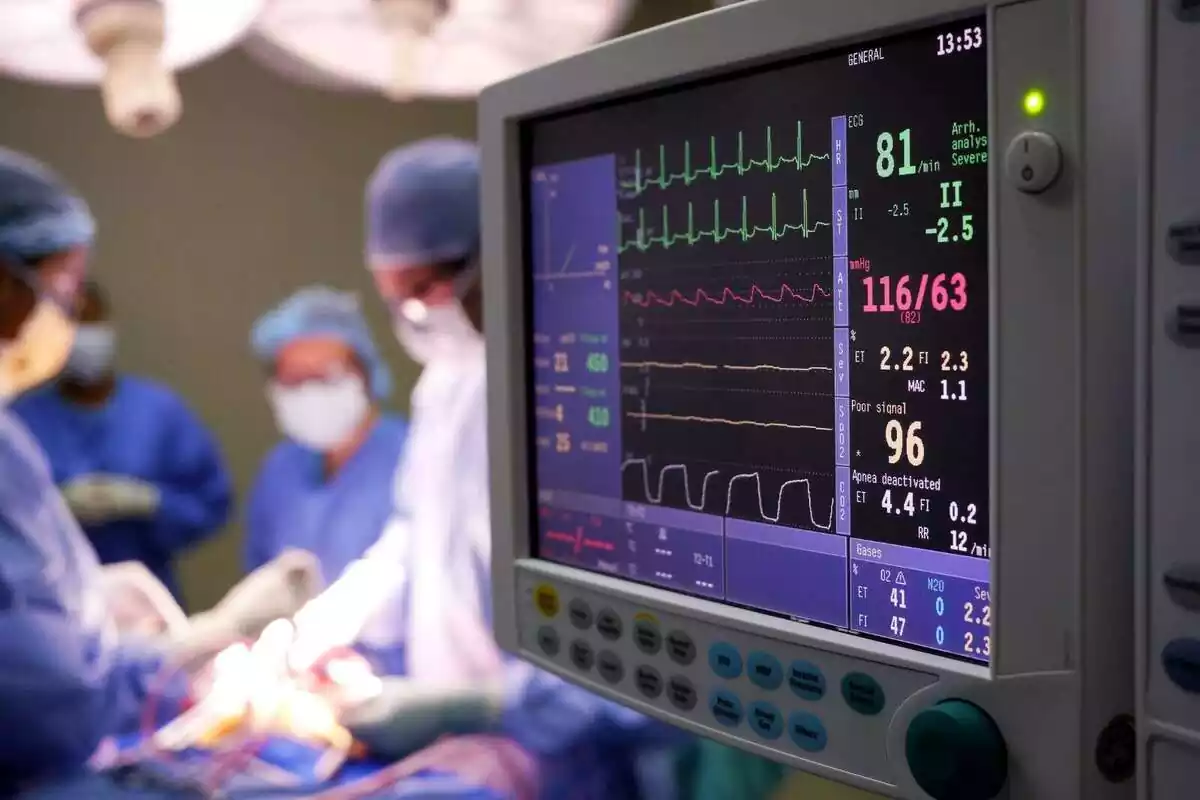 Una pantalla que analitza les constants d'un pacient durant una operació a un hospital