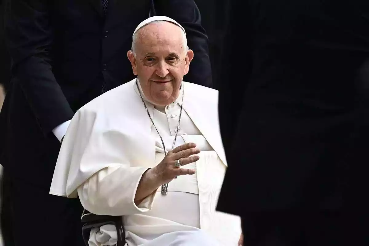Imatge del Papa Francesc en cadira de rodes en una visita oficial a Hongria