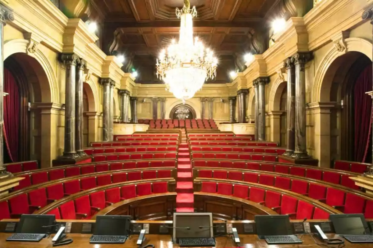 Imatge de l'hemicicle del Parlament de Catalunya buit fotografiat des del lloc de la presidència de la Mesa