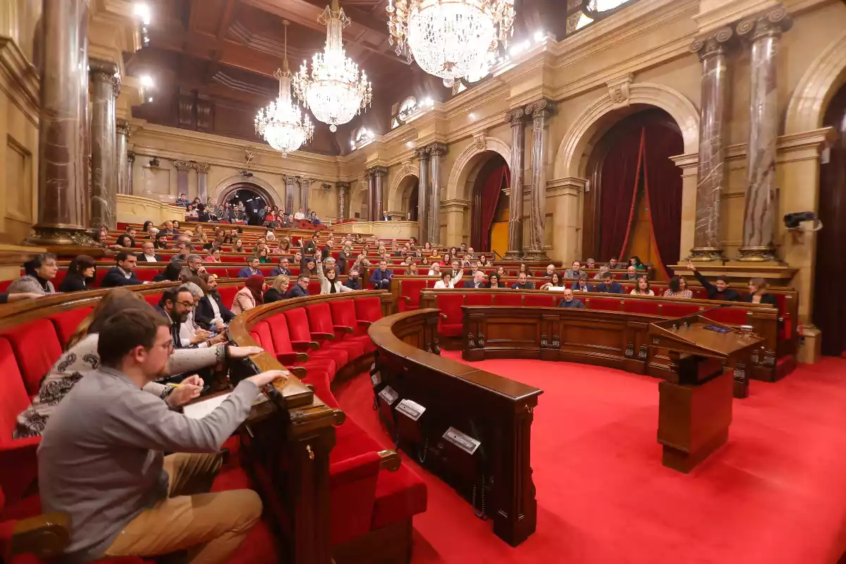 Plànol general des de la grada de darrere de l'hemicicle del Parlament de Catalunya amb Pere Aragonès parlant des del faristol