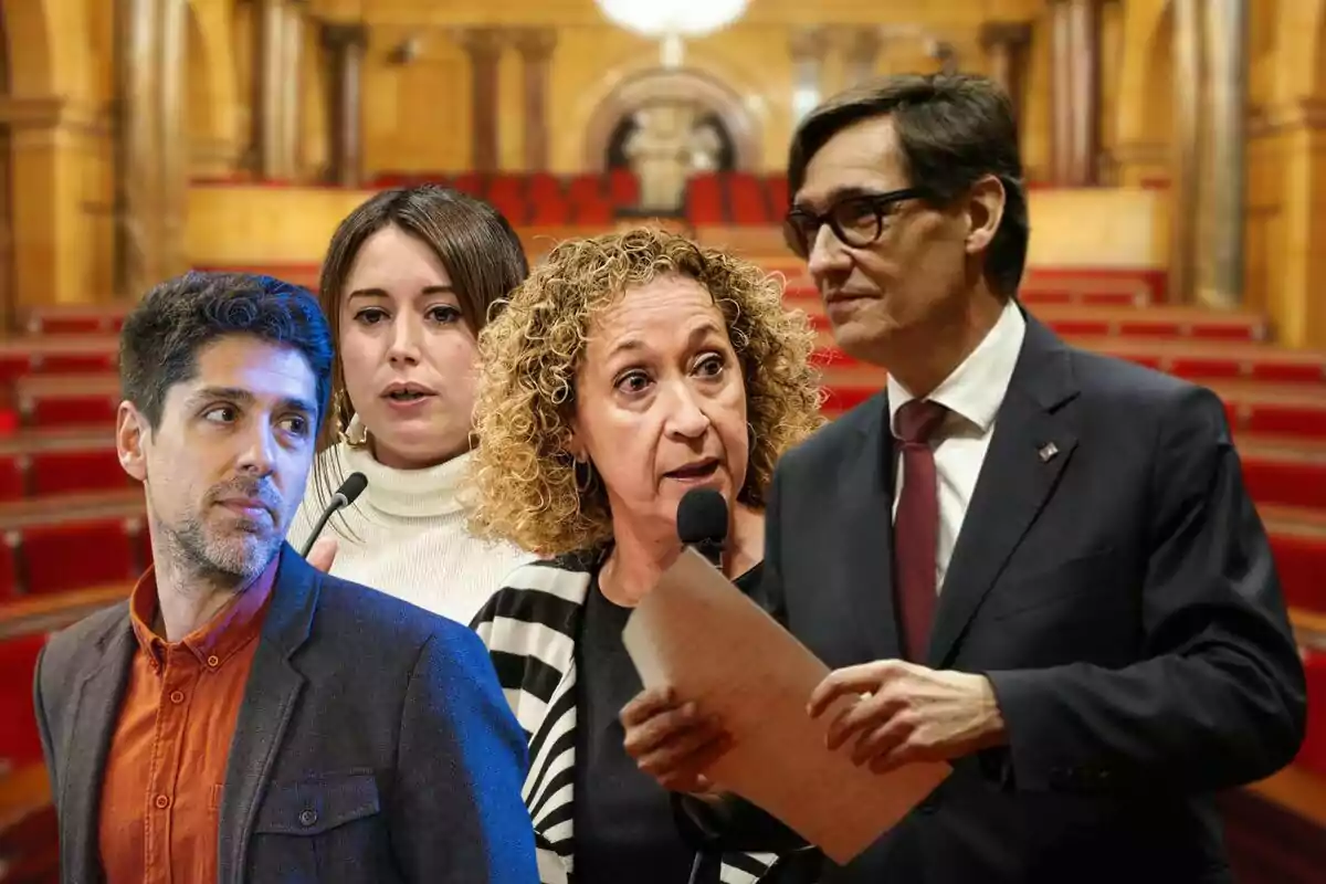 Quatre persones en primer pla amb expressió seriosa a l'interior d'un parlament amb seients vermells i fons de fusta.
