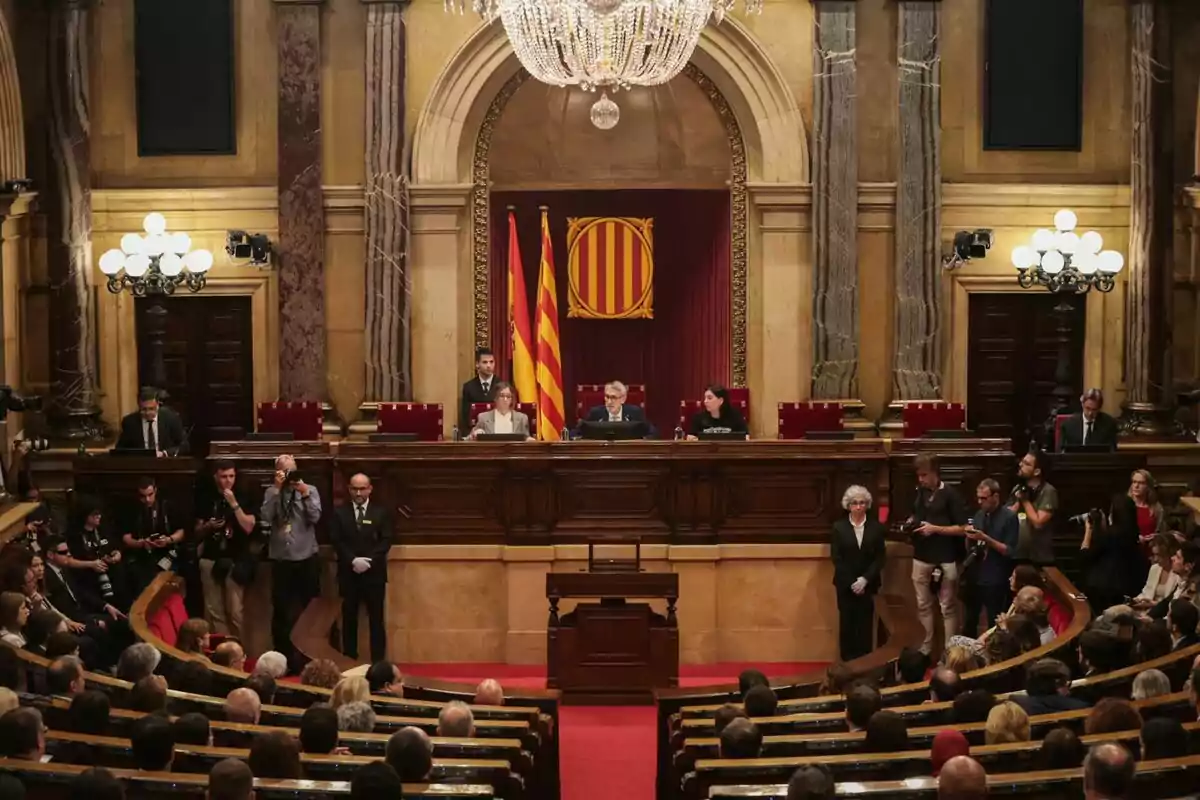 Pla general de l'hemicicle del Parlament de Catalunya amb els diputats asseguts i presidida per la Mesa d'Edat