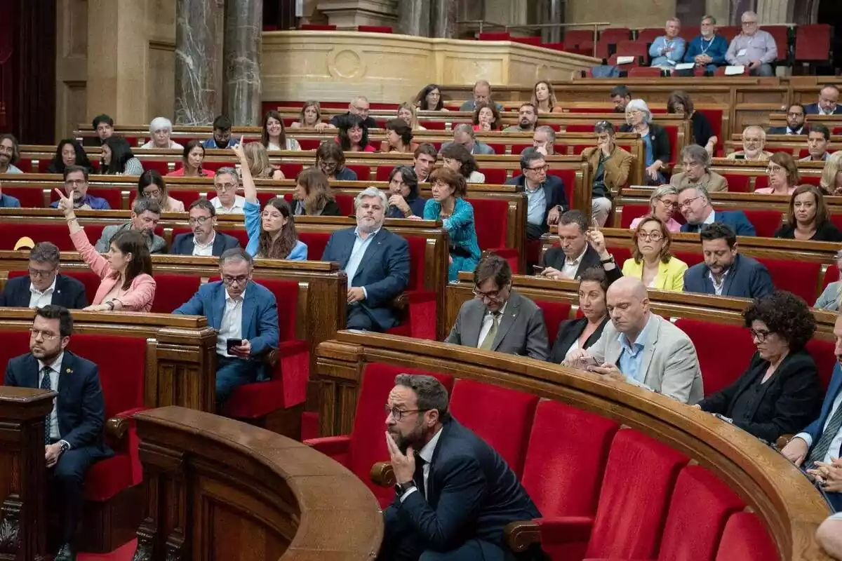 Pla general del Parlament de Catalunya amb els diputats votant una moció