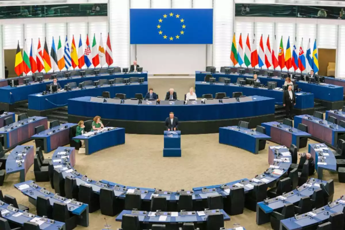 Pla general del Parlament Europeu amb la bandera europea presidint la sala