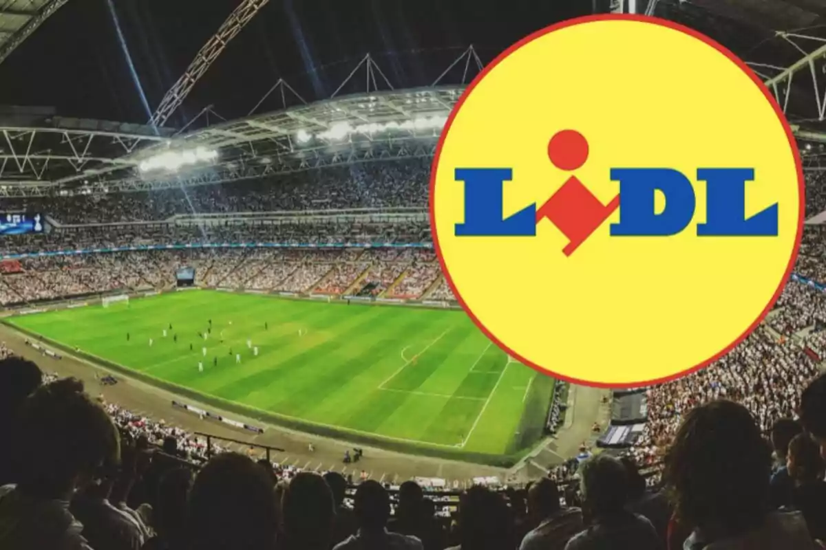 Estadi de futbol ple d'espectadors durant un partit nocturn amb el logotip de Lidl superposat a la cantonada dreta.