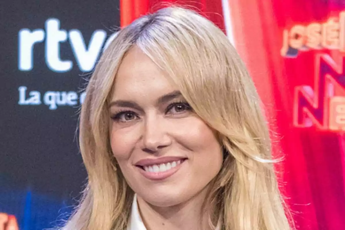 Patricia Conde rubia sonriendo frente a un fondo con logotipos y colores brillantes en la presentación de José Mota No News.