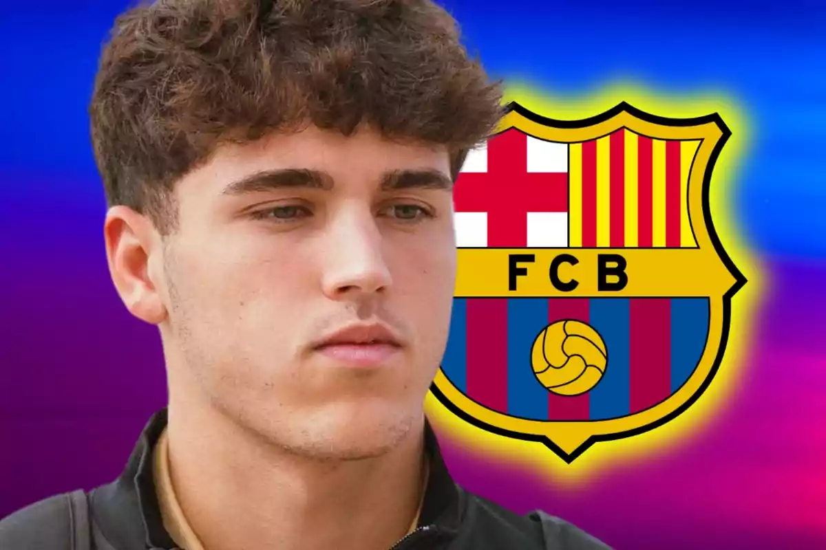 Un jove amb cabell arrissat apareix al costat de l'escut del FC Barcelona sobre un fons blau i morat.