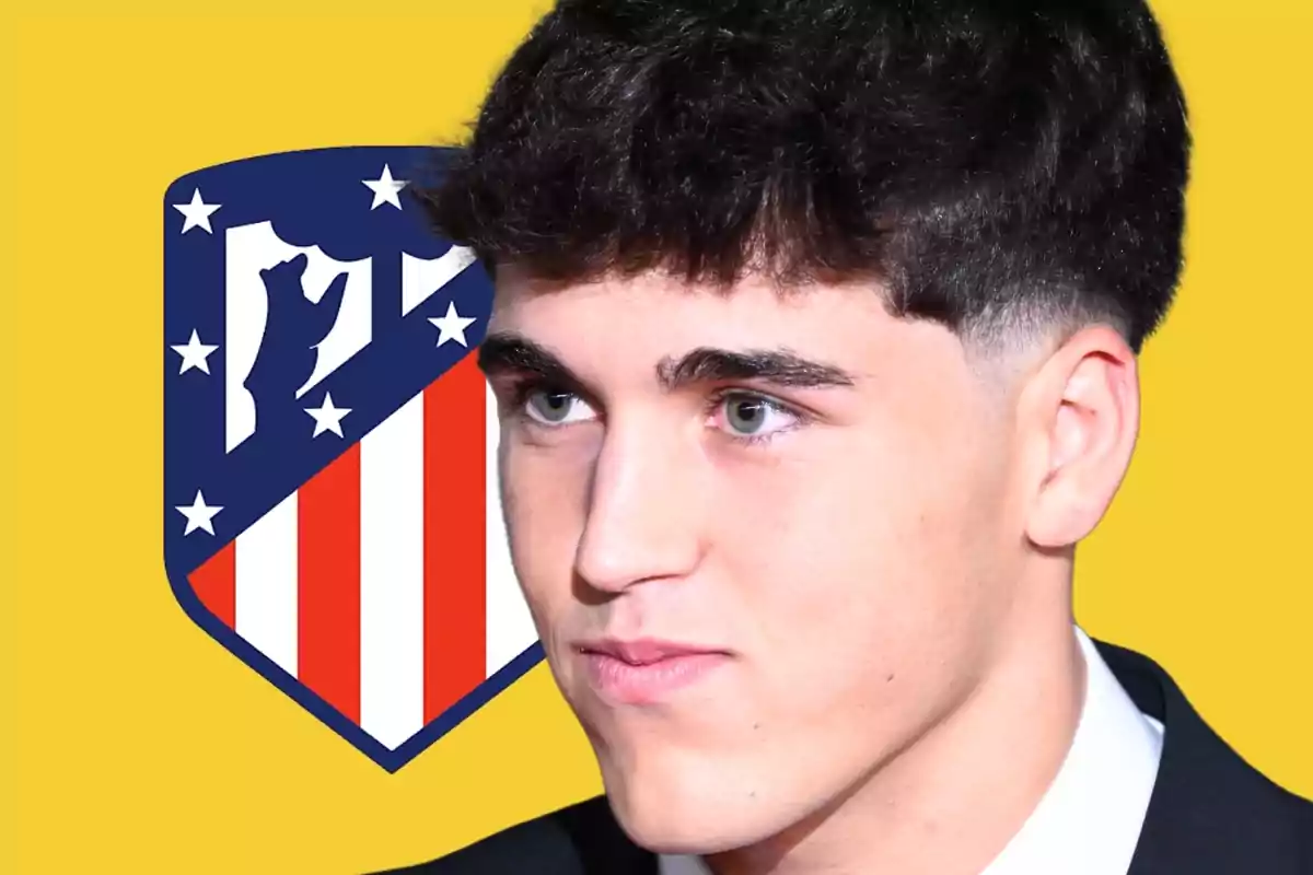 Un joven con cabello oscuro y expresión seria frente a un fondo amarillo con el escudo del Atlético de Madrid.