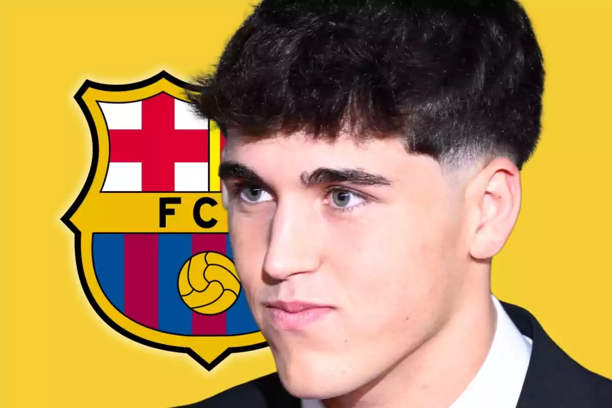 Un joven con cabello oscuro frente al escudo del FC Barcelona sobre un fondo amarillo.