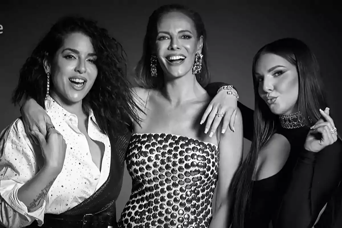 Paula Vázquez, Ruth Lorenzo e Inés Hernand posando juntas y sonriendo en una foto en blanco y negro como presentadoras del Benidorm Fest.