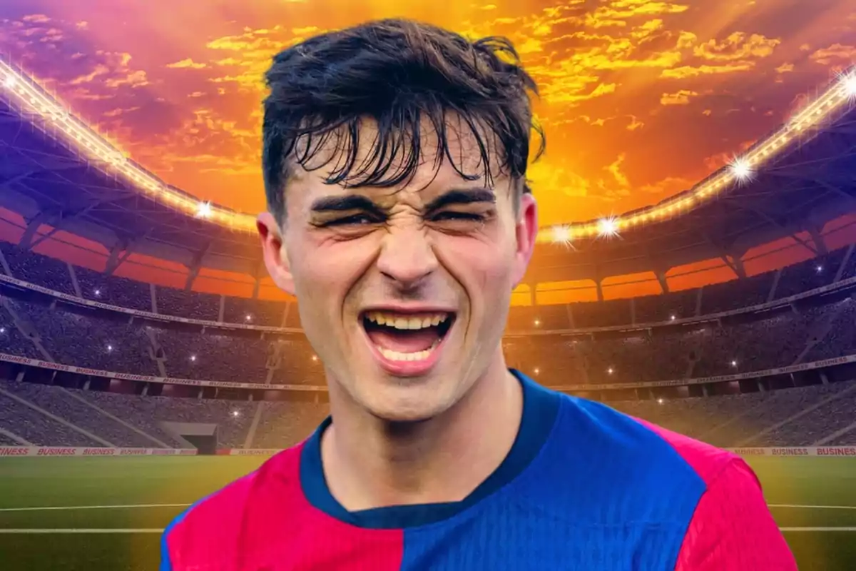 Un jugador de futbol somrient en un estadi amb un cel al capvespre. Un jugador de futbol somrient en un estadi amb un cel al capvespre.