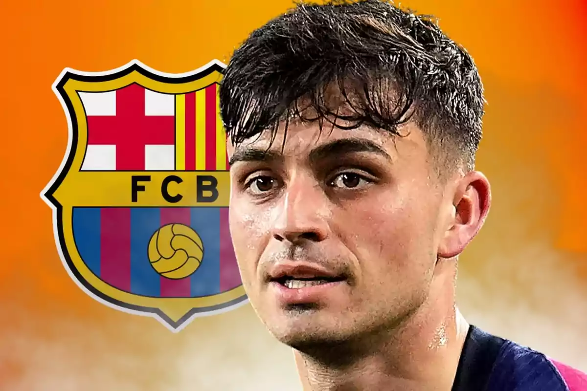 Jugador de futbol amb l’escut del FC Barcelona de fons i un fons taronja difuminat