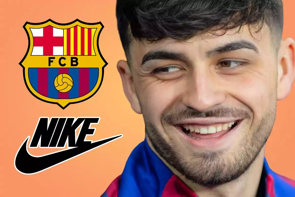 Un home somrient amb l'escut del FC Barcelona i el logotip de Nike al fons.