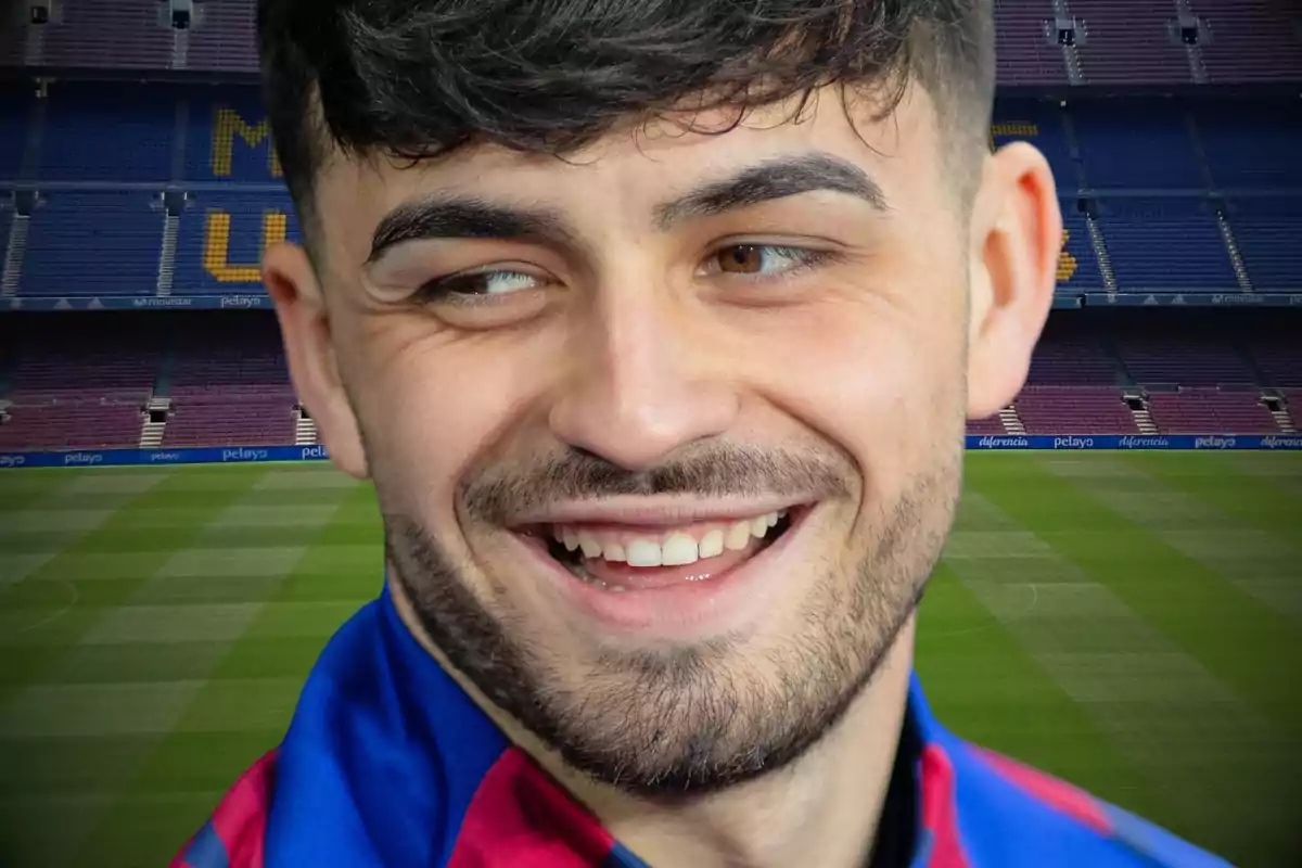 Pedri amb un gran somriure davant una imatge del Camp Nou