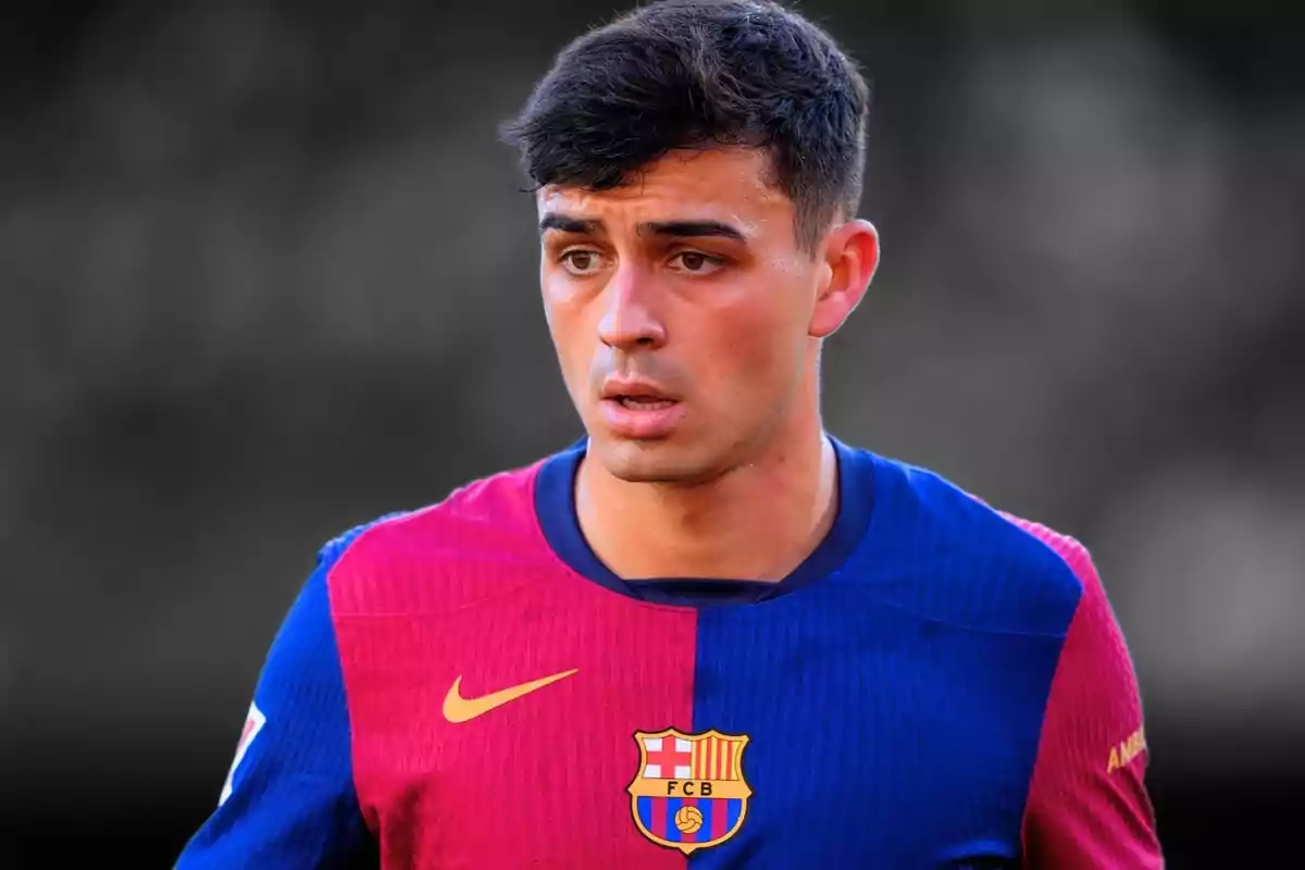 Un jugador de futbol amb la samarreta del FC Barcelona a un camp de joc.