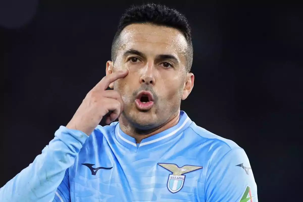Pedro Rodríguez amb la samarreta de la Lazio mentre fa el gest de mirar amb el dit assenyalant el seu ull