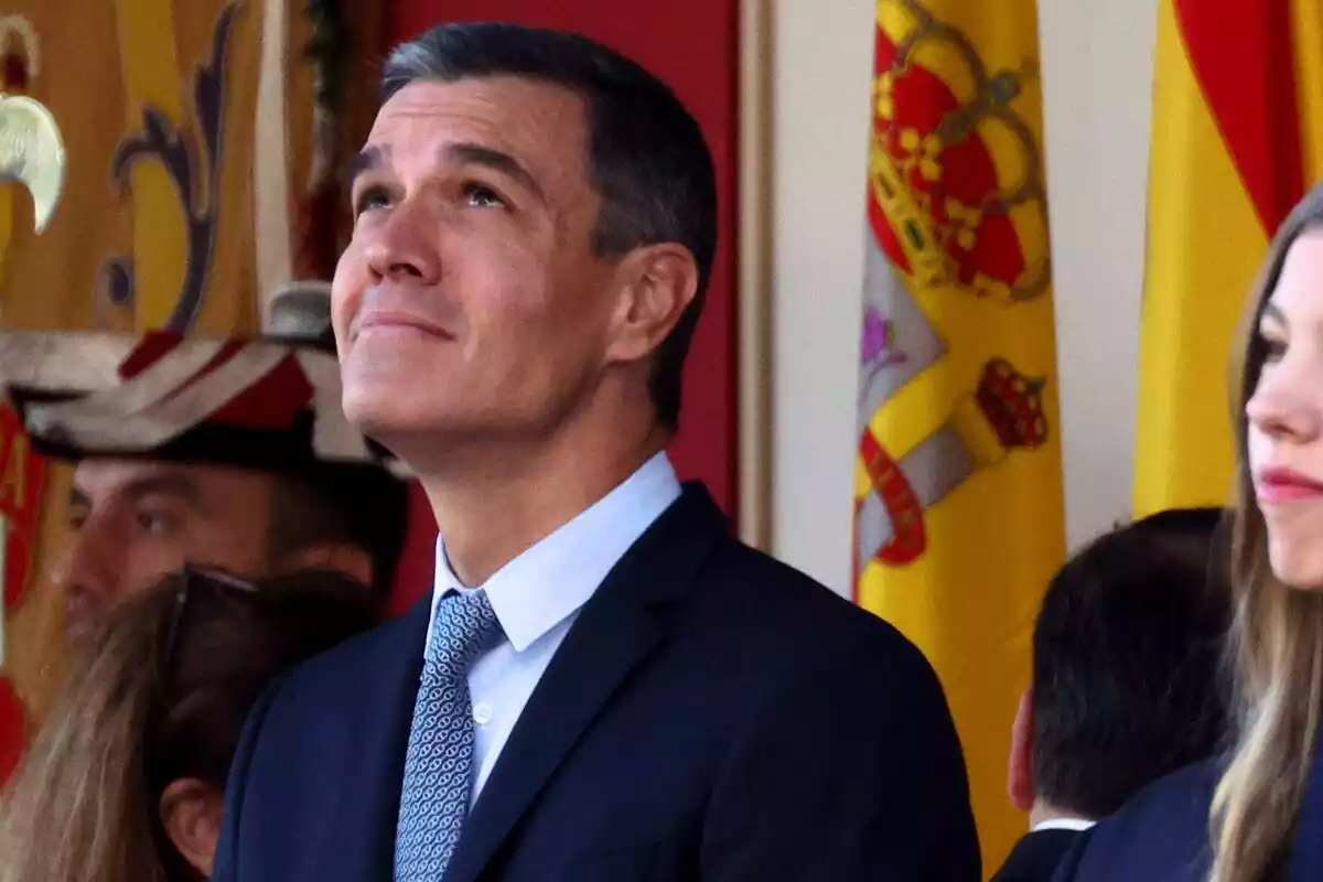 Pedro Sánchez amb cara de circumstàncies mirant cap al cel a la desfilada militar del 12 d'octubre