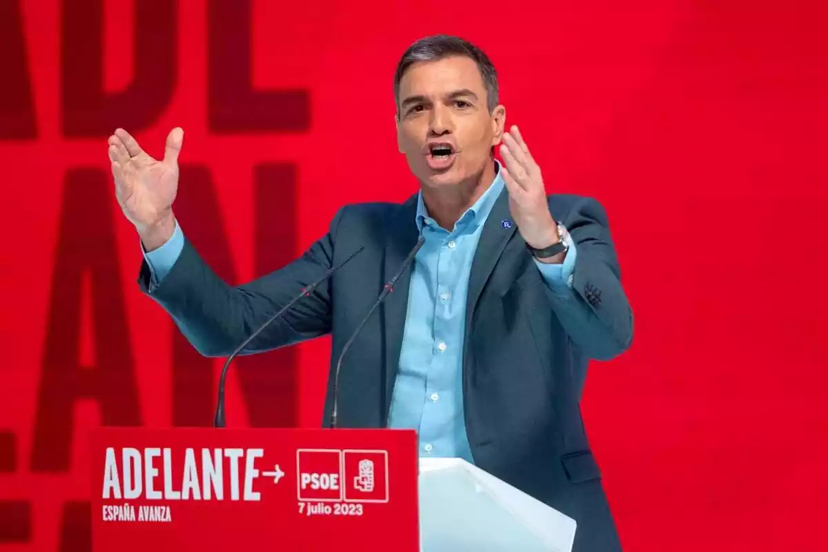 El secretari general del PSOE i president del Govern, Pedro Sánchez, intervé durant la presentació del programa electoral del PSOE per a les eleccions generals a Madrid