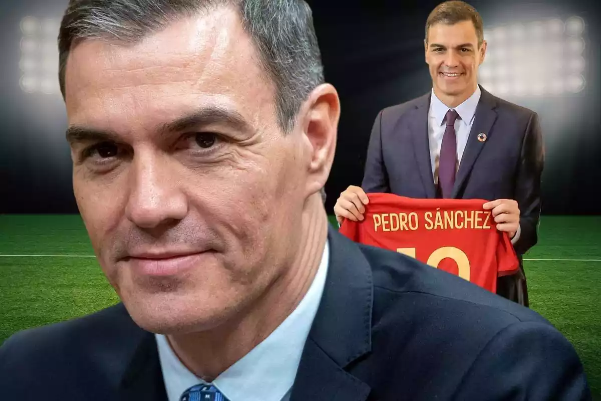 Pedro Sánchez en primer pla amb un mig somriure amb una altra imatge seva subjectant la samarreta de la Selecció