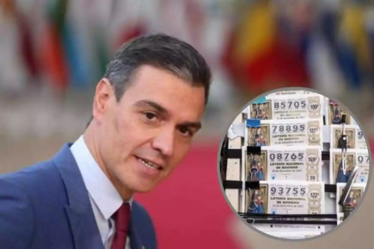 Pedro Sánchez amb un vestit blau marí i una corbata granat i al costat uns dècims de la loteria