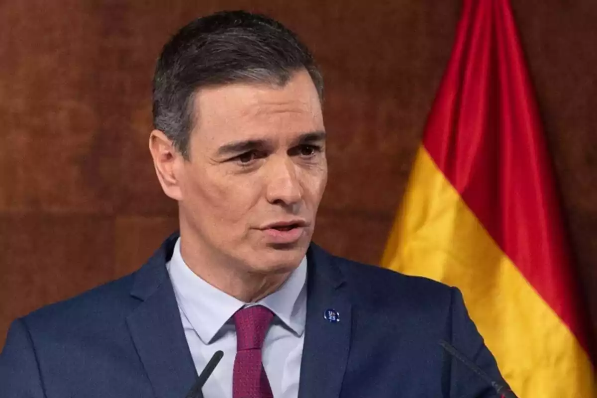 El president del Govern en funcions, Pedro Sánchez, amb cara seriosa compareix en un acte públic al Museu Reina Sofía