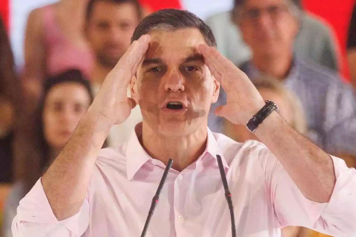 El secretari general del PSOE i president del Govern, Pedro Sánchez, emportant-se les mans al capdavant a l'acte d'inici de la campanya, al Pavelló de Convencions de la Casa de Camp de Madrid