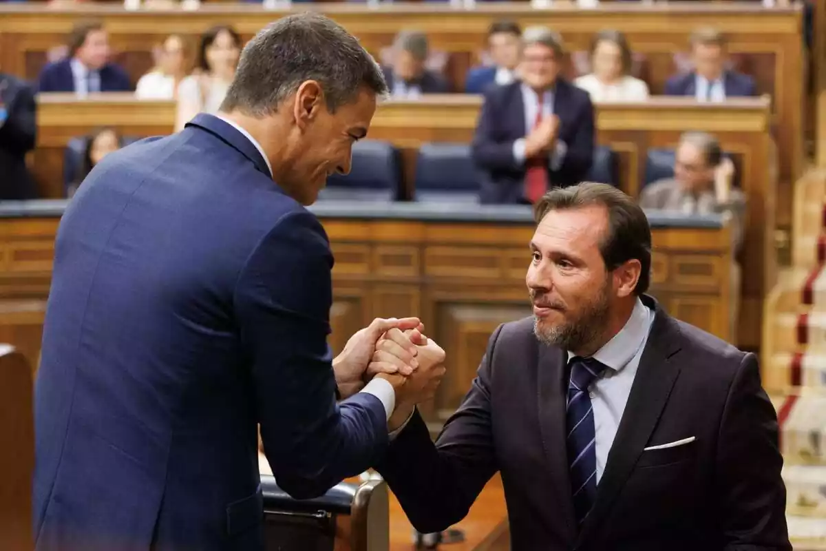 Pedro Sánchez i Óscar Puente donant-se la mà amistosament a l'hemicicle del Congrés dels Diputats