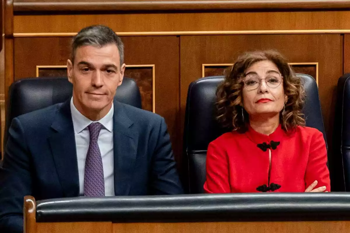 El president del Govern, Pedro Sánchez, i la vicepresidenta primera i ministra d'Hisenda, María Jesús Montero, durant la sessió plenària al Congrés dels Diputats, el 21 de febrer del 2024, a Madrid