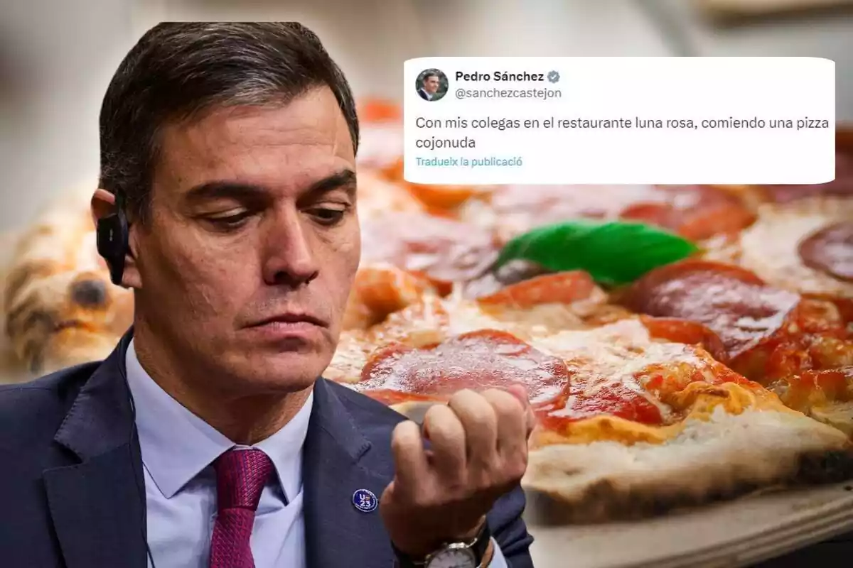 Pedro Sánchez sobre un fons de pizza amb el tweet viral de ''Amb els meus col·legues al restaurant lluna rosa, menjant una pizza collonuda''