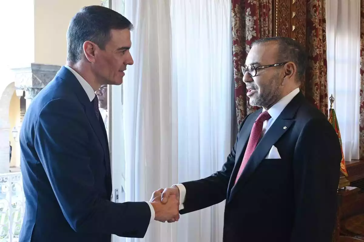 El president del Govern espanyol, Pedro Sánchez (i), i el rei del Marroc, Mohammad VI (d), se saluden amb motiu del primer viatge oficial de Sánchez d'aquesta legislatura al Marroc, el 21 de febrer del 2024, a Rabat