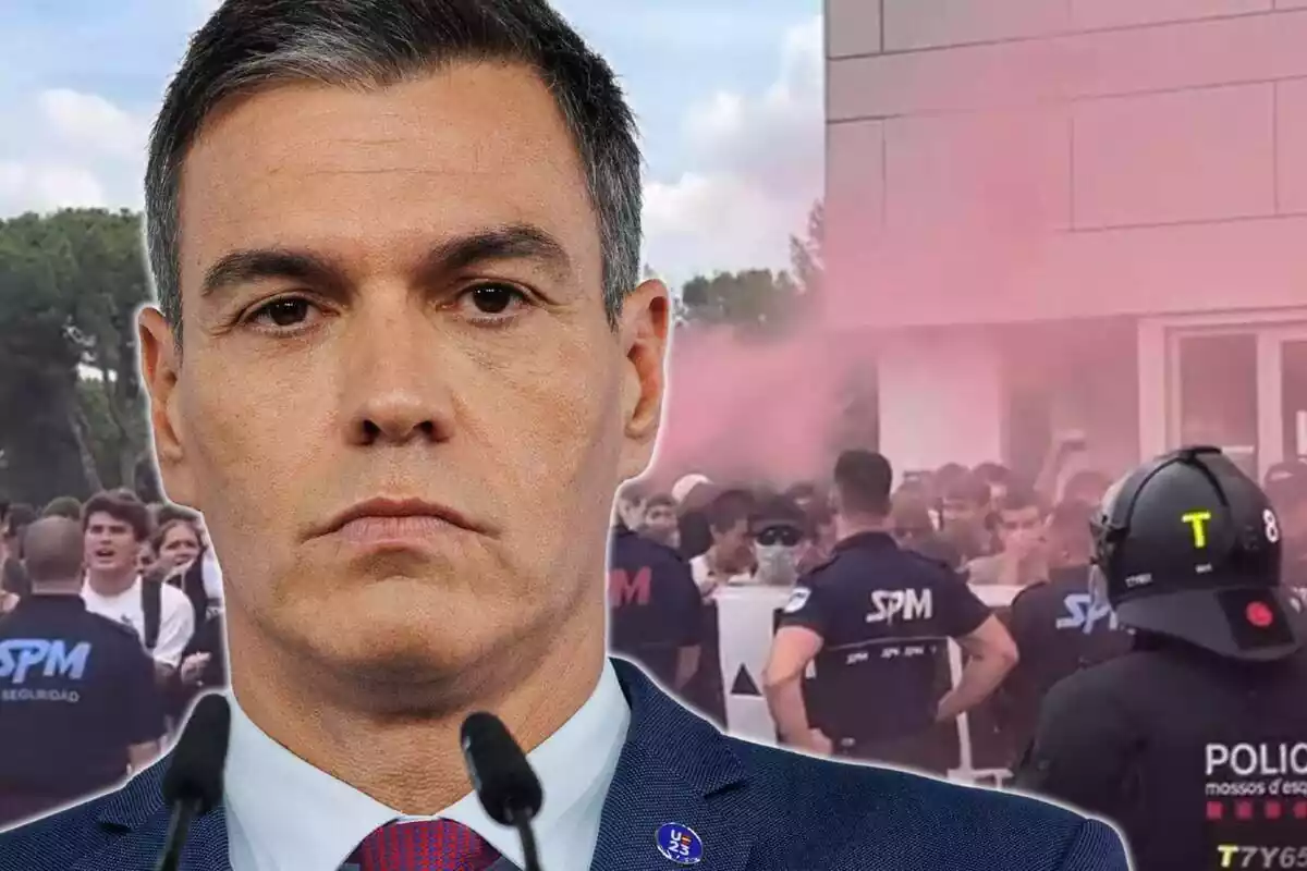 Muntatge amb un primer pla de Pedro Sánchez amb cara molt seriosa i de fons una protesta independentista amb pots de fum vermell i un cordó policial de Mossos d'Esquadra