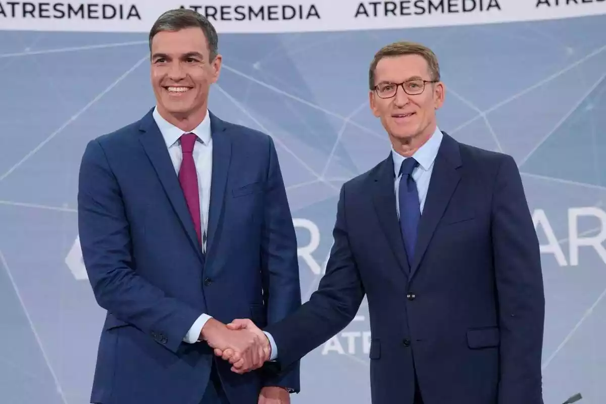 Pedro Sánchez i Alberto Núñez Feijóo donant-se la mà al plató d'Atresmedia per promocionar la seva cara a cara per a les eleccions generals del 23 de juliol de 2023