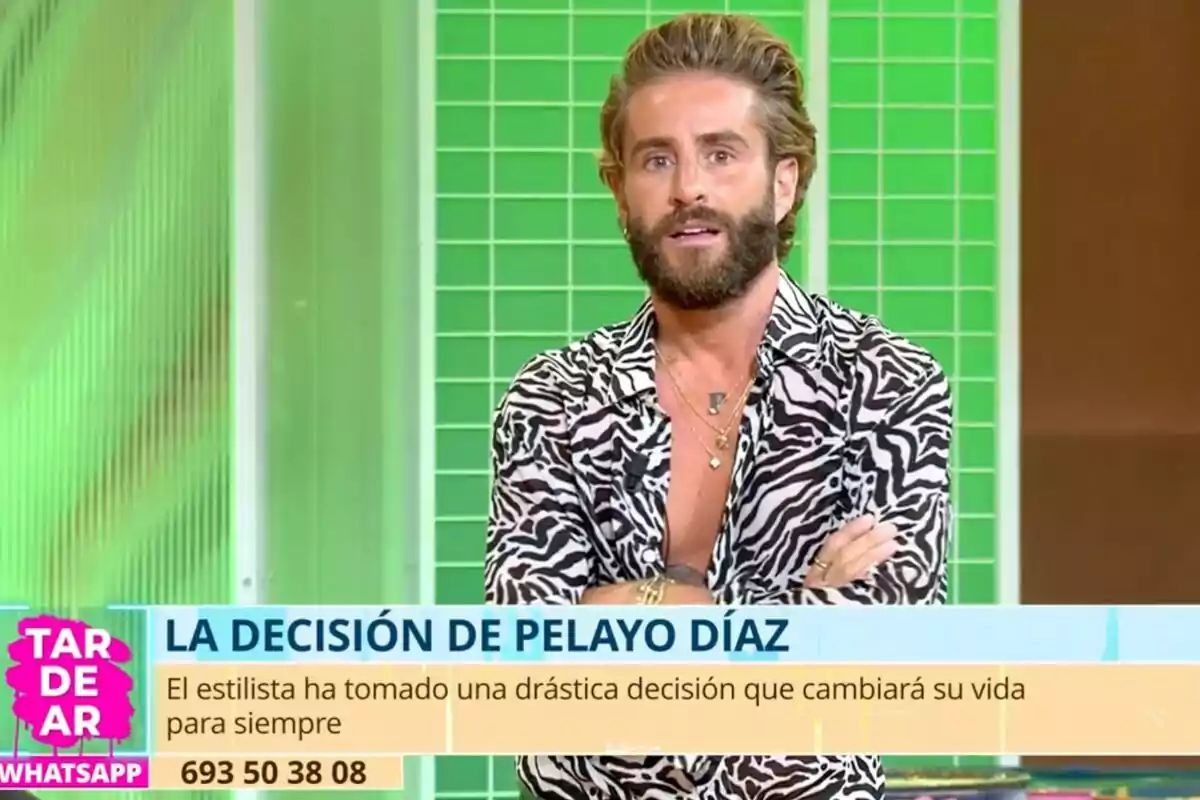 Pelayo Díaz amb barba i camisa d’estampat animal és a ‘Tardear’ amb fons verd i un rètol que anuncia una decisió important a la seva vida. Pelayo Díaz amb barba i camisa d’estampat animal és a ‘Tardear’ amb fons verd i un rètol que anuncia una decisió important a la seva vida.