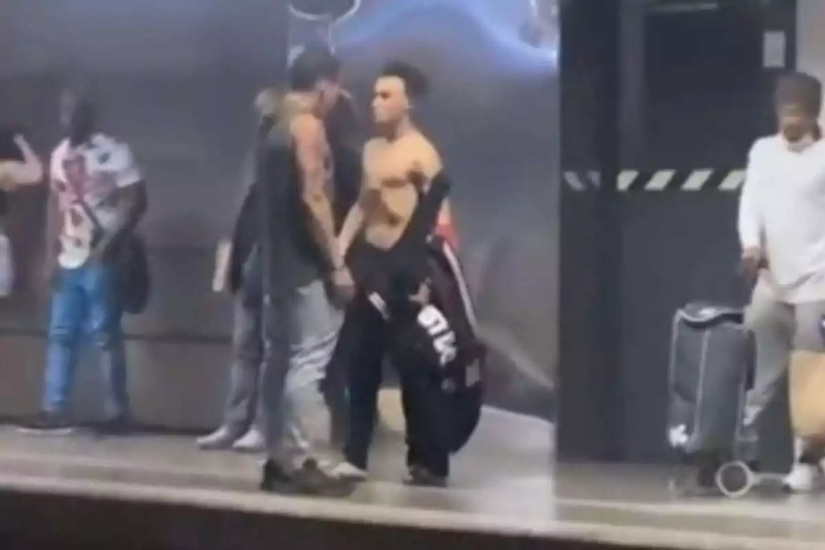 Captura del vídeo en què un ciutadà s'encara amb un jove magribí a l'andana del metro de Barcelona