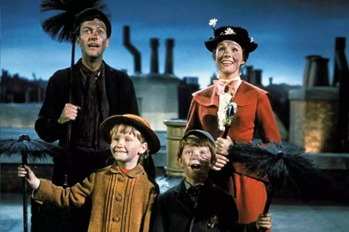 Escena de la pel·lícula Mary Poppins, amb dos adults i dos nens