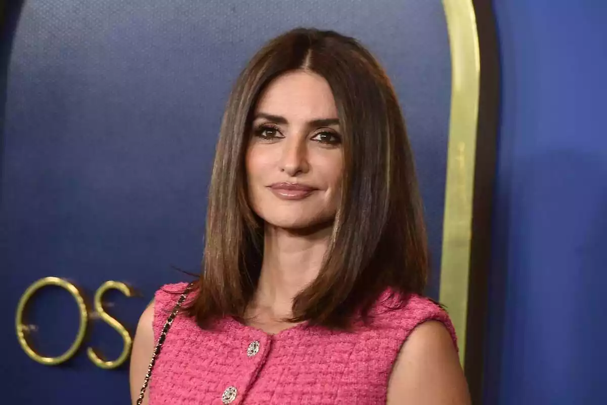 Penélope Cruz con media melena sonriendo en un photocall